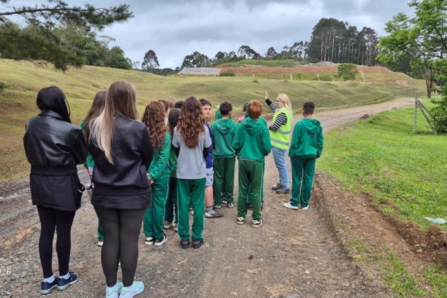 Alunos da Escola Marise Neneve Cordeiro, de Campo Alegre, visitam o Aterro Sanitário