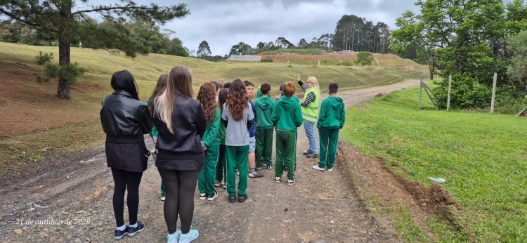 Alunos da Escola Marise Neneve Cordeiro, de Campo Alegre, visitam o Aterro Sanitário